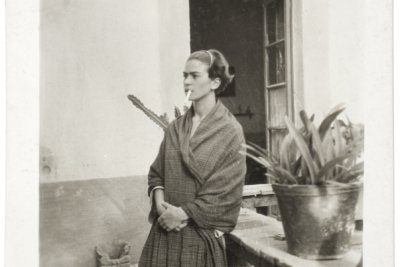 Frida Kahlo v Modrém domě, anonym, 1930. © Muzeum Fridy Kahlo