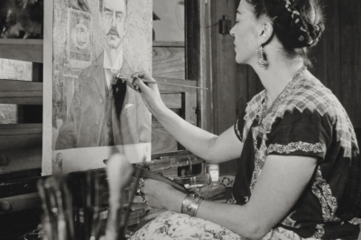 Frida maluje portrét svého otce, Gisèle Freund, 1951. © Muzeum Fridy Kahlo