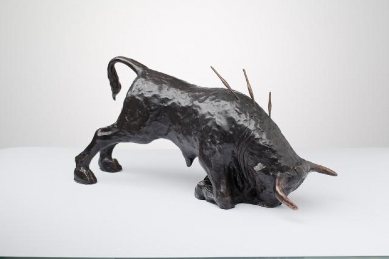 Vincenc Vingler, Raněný býk z cyklu Corrida, 1974-75, bronz, v. 22 cm, d. 50 cm, soukromá sbírka