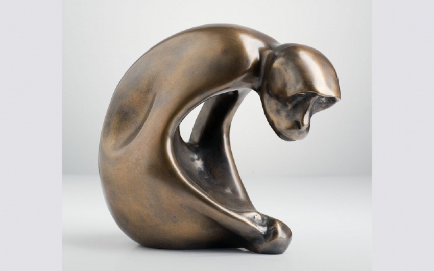 Vincenc Vingler, Opice ohnutá, 1949, v. 30 cm, bronz, soukromý majetek