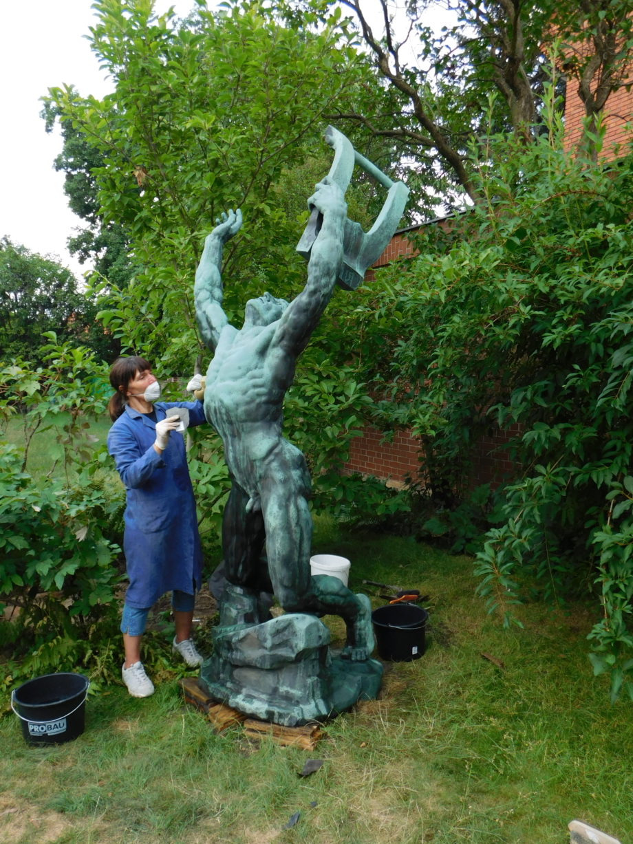 sculpture surface cleaning