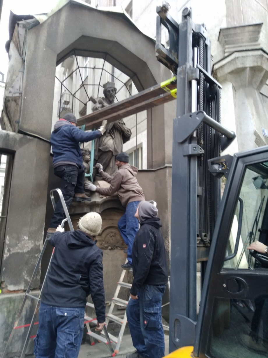 removal of the sculpture of st. John of Nepomuk from the pedestal, Spálená Street, Prague 1