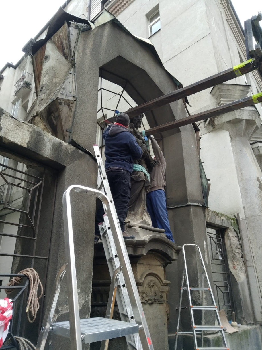 removal of the sculpture of st. John of Nepomuk from the pedestal, Spálená Street, Prague 1