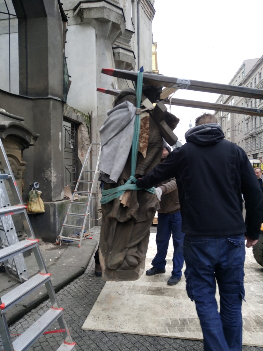 removal of the sculpture of st. John of Nepomuk from the pedestal, Spálená Street, Prague 1