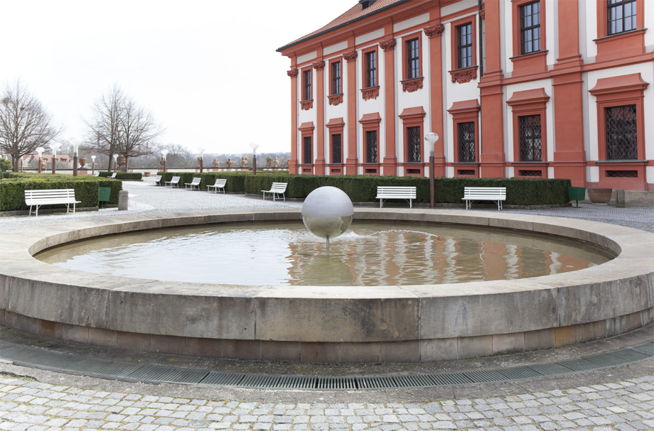 instalace v zámecké kašně, Vladimír Škoda: Harmonices Mundi / Johannes Kepler, Zámek Troja, 2018. Foto Barbora Fastrová