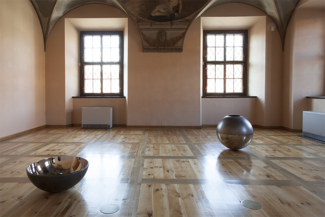 view to the exhibition Vladimír Škoda: Harmonices Mundi / Johannes Kepler, Troja Château, 2018. Photo by Barbora Fastrová