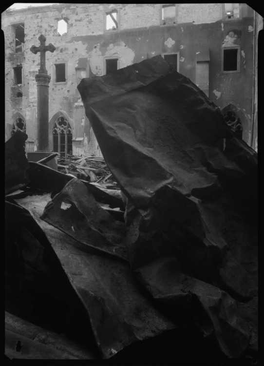 Josef Sudek, Rajský dvůr kláštera v Emauzích, 1945, digitálně upravený negativ, 18×13 cm, Fototéka ÚDU, S12326N. Repro © Vlado Bohdan, ÚDU. © Josef Sudek, dědicové