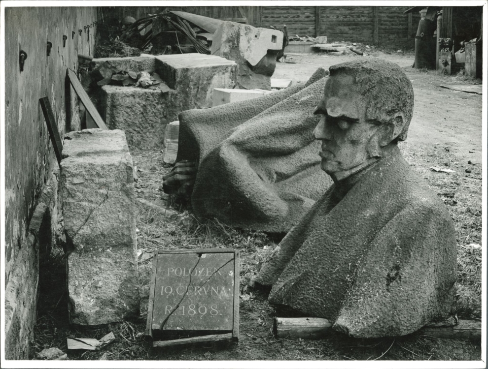 Josef Sudek, „Rozložená kamenná socha F. Palackého od St. Suchardy ve skladišti na Maninách“ (Kalendář, obr. 10), 1945, bromostříbrná fotografie, 17,7×23,3 cm, Sbírka fotografie AHMP, II 528. © Josef Sudek, dědicové