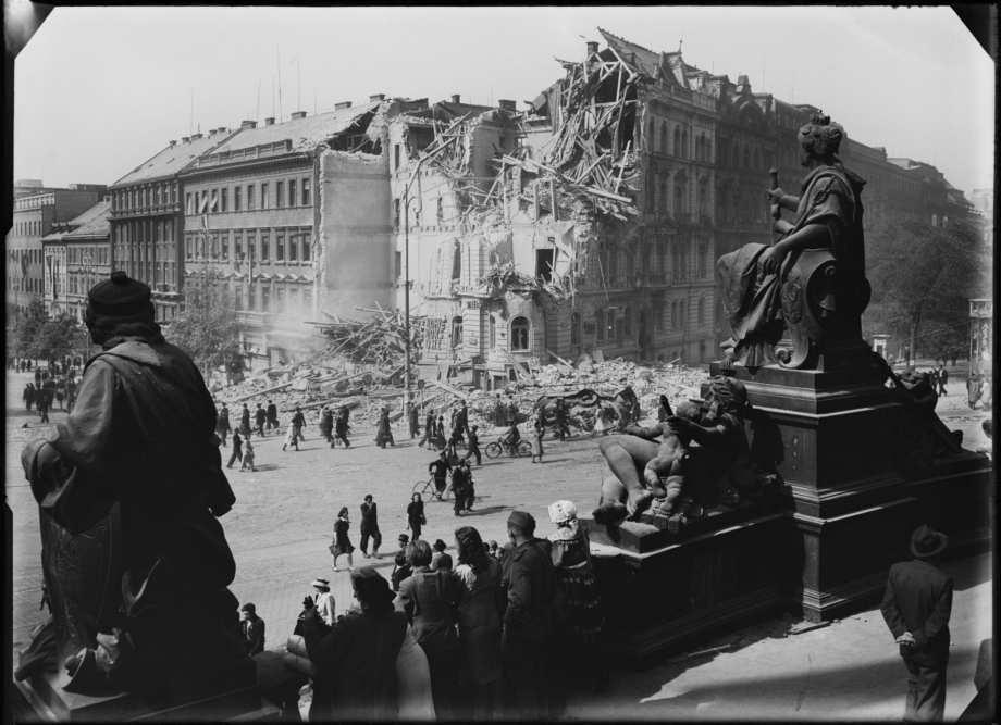 Josef Sudek, Wenceslas Square and building no. 812/II destroyed during the Prague Uprising; view from the stairs of the National Museum, 1945, digitally converted negative, 13×18 cm, Institute of Art History of the Czech Academy of Sciences, Photo Library, S12546N. Repro © Vlado Bohdan, IAH. © Estate of Josef Sudek