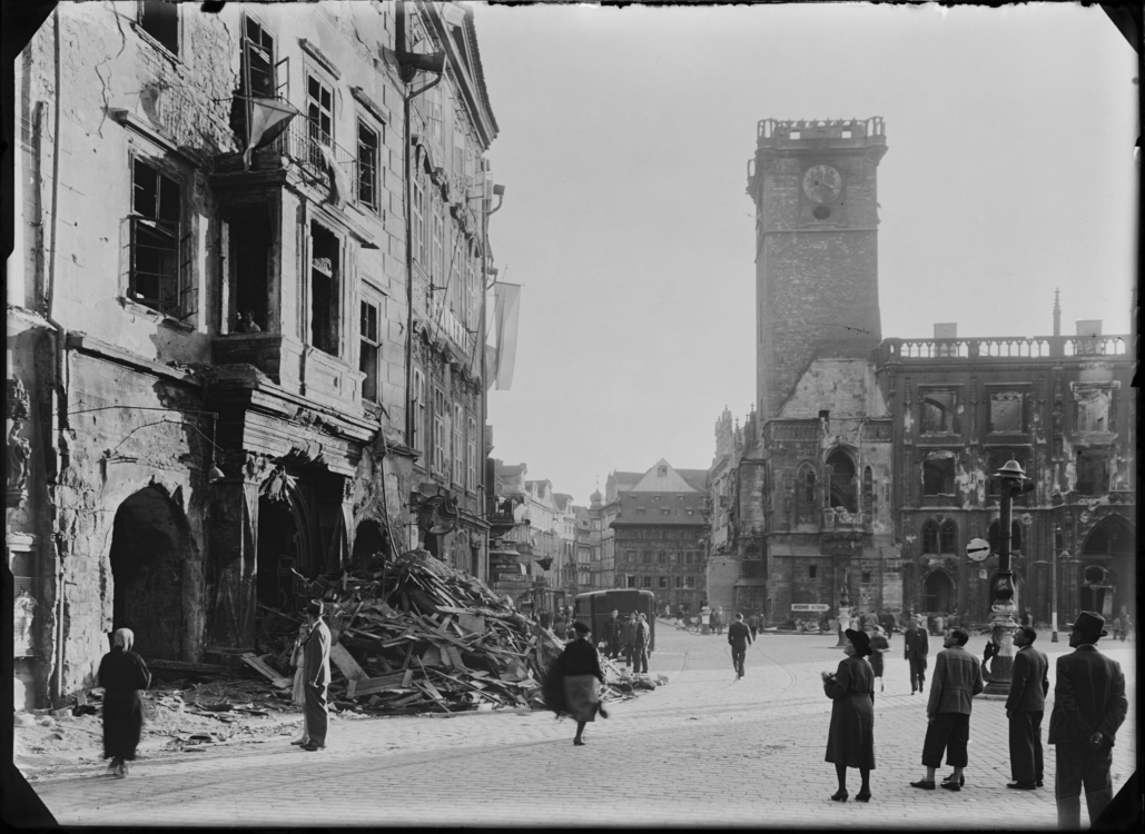 Josef Sudek, Pohled na Dům U Kamenného beránka vlevo a Staroměstskou radnici poškozenou během Pražského povstání v pozadí, 1945, digitálně upravený negativ, 13×18 cm, Fototéka ÚDU, S12531N. Repro © Vlado Bohdan, ÚDU. © Josef Sudek, dědicové