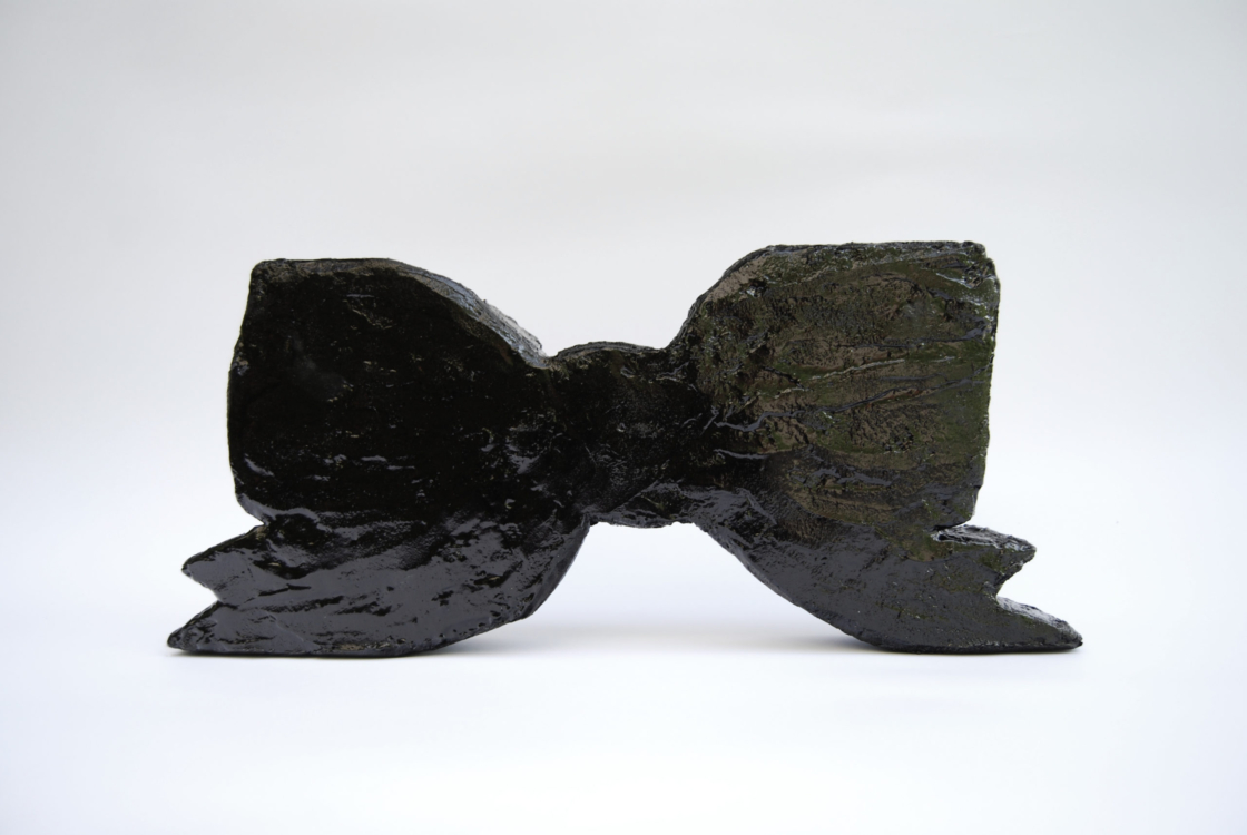 Sráč Sam, Ribbon, 2013, roofing tar on concrete block, 23×48×6 cm