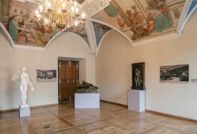 Pohled do výstavy Vášeň, sen a ideál, Zámek Troja, 2014. Foto Tomáš Souček