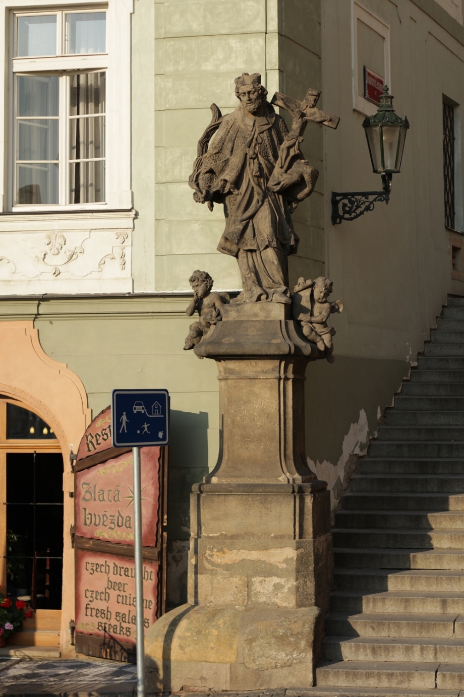 Sv. Jan Nepomucký – stav před restaurováním, Radniční schody, Praha 1