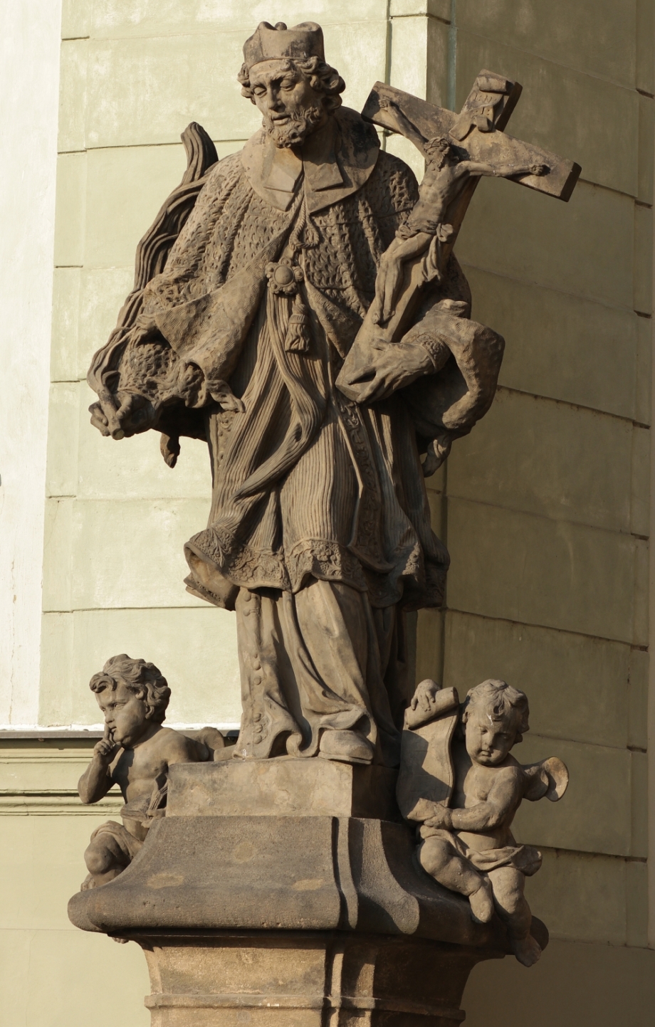 Sv. Jan Nepomucký detail – stav před restaurováním, Radniční schody, Praha 1