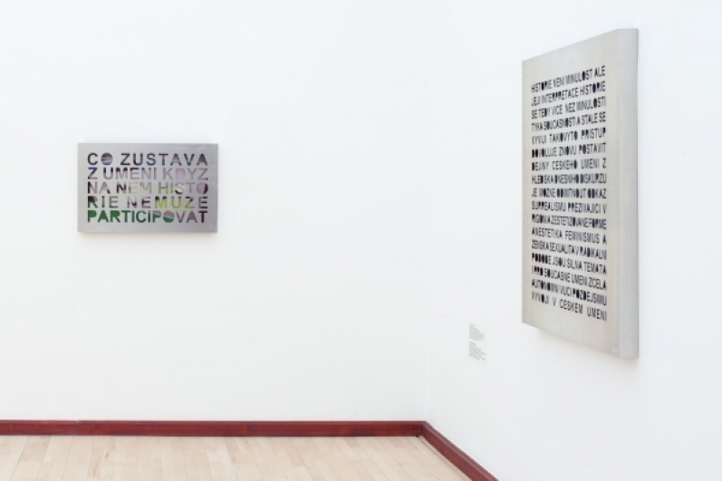 pohled do výstavy Ján Mančuška: První retrospektiva, Městská knihovna, 2. patro, 2015. Foto Tomáš Souček