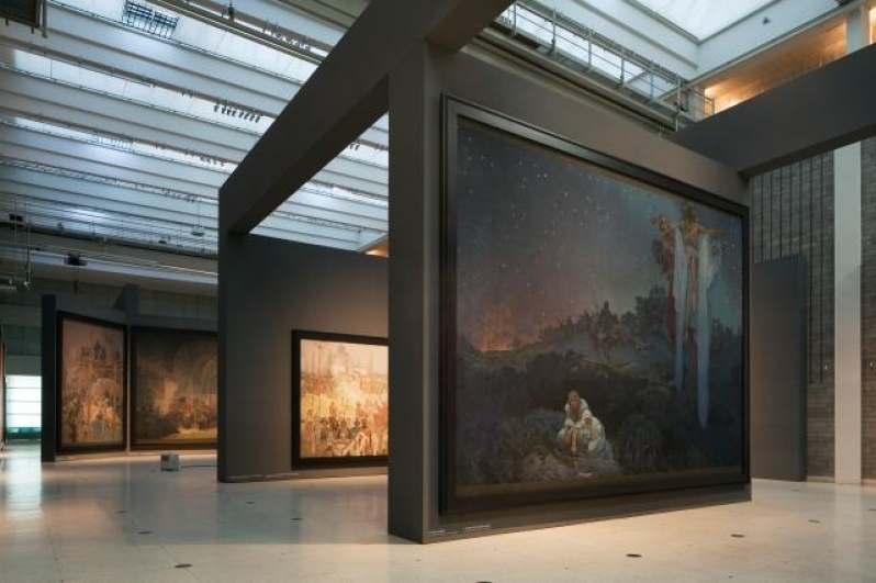 pohled do výstavy Alfons Mucha: Slovanská epopej, Veletržní palác, 2012. Foto Tomáš Souček