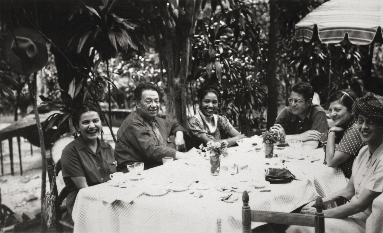 Frida a Diego s přáteli, anonym, kolem roku 1945. © Muzeum Fridy Kahlo