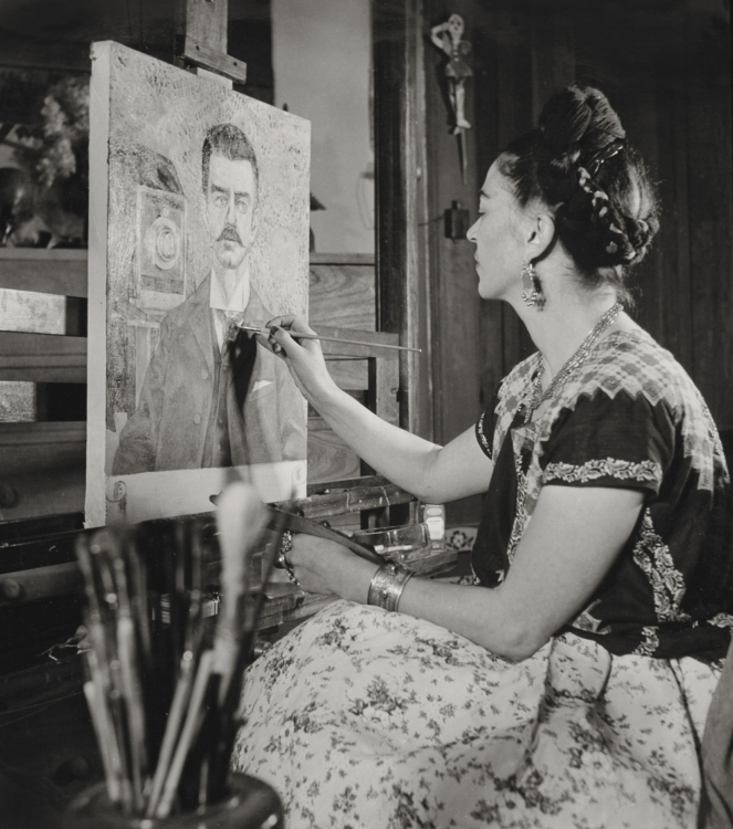Frida maluje portrét svého otce, Gisèle Freund, 1951. © Muzeum Fridy Kahlo