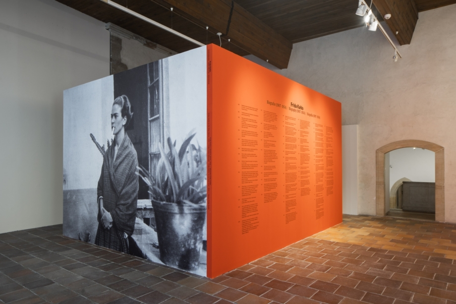 pohled do výstavy Frida Kahlo – Fotografie, Dům U Kamenného zvonu, 2021. Foto Tomáš Souček
