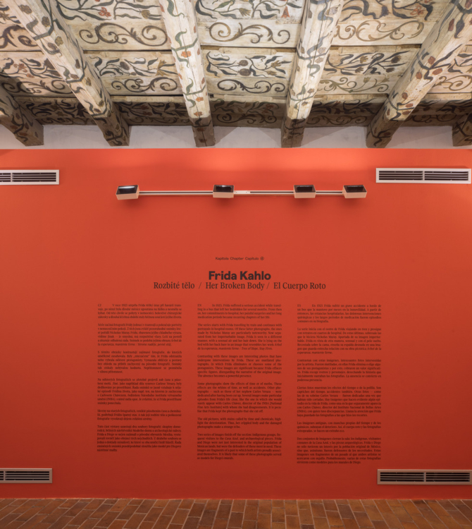 pohled do výstavy Frida Kahlo – Fotografie, Dům U Kamenného Zvonu, 2021. Foto: Tomáš Souček
