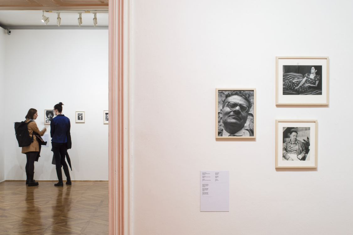 pohled do výstavy Frida Kahlo – Fotografie, Dům U Kamenného Zvonu, 2021. Foto: Tomáš Souček