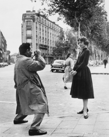 Sam Shaw a Audrey Hepburn, Paris 1957. © Sam Shaw Inc.