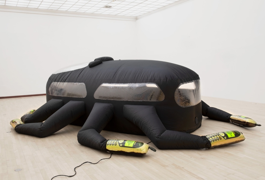 Kateřina Vincourová, Call, 1999, kombinovaná technika, 120×500×450 cm