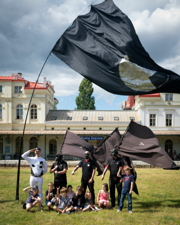 Rafani - Kibbo kift, skupinová performance, Festival m3 - Umění v prostoru, červen - září 2021 Praha 6 a Praha 7 (foto: Jan Rasch)