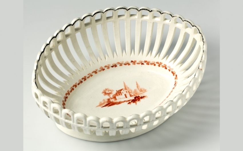 Pruned oval bowl white glazed, in the middle of the bowl is a painted romantic landscape with a house, around 1820, the City of Prague Museum