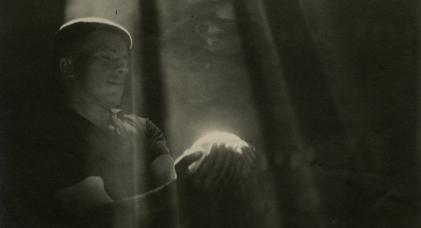 Karel Otto Hrubý, Kouzelník, 1953, čb. fotografie, v.360 mm, s.300 mm (kopie)