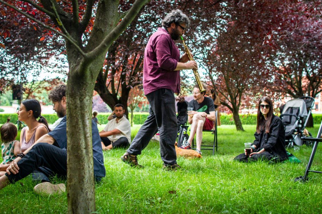 Sonic Garden #2 Improvizace a binaural beats / Petr Vrba, Zdeněk Závodný, zahrady Zámku Troja, 2023. Foto Pavlína Šulcová