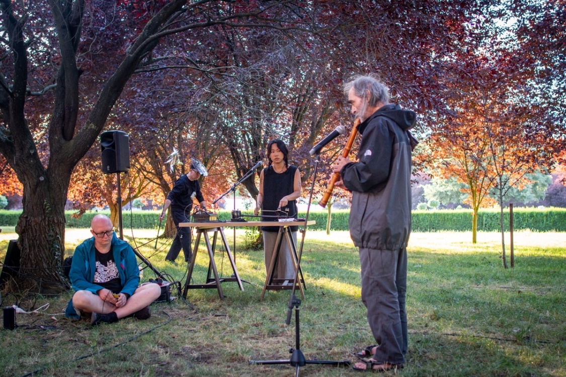 Sonic Garden #4 Pozitivní kolize / Slavek Kwi, Jena Jang, Vlastislav Matoušek, Martin Režný, zahrady zámku Troja, 2023. Foto Pavlína Šulcová