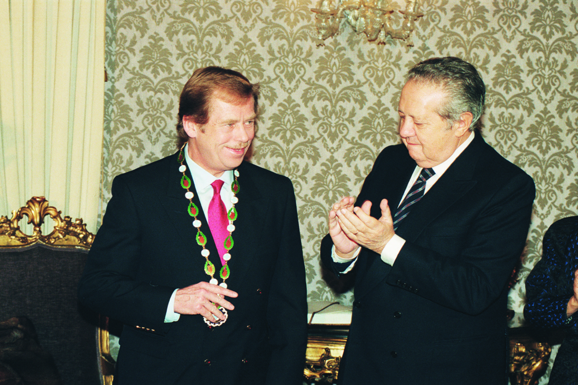 Order of Liberty for Václav Havel, 1990. Source: Fundaçao Mário Soares / Arquivo Soares