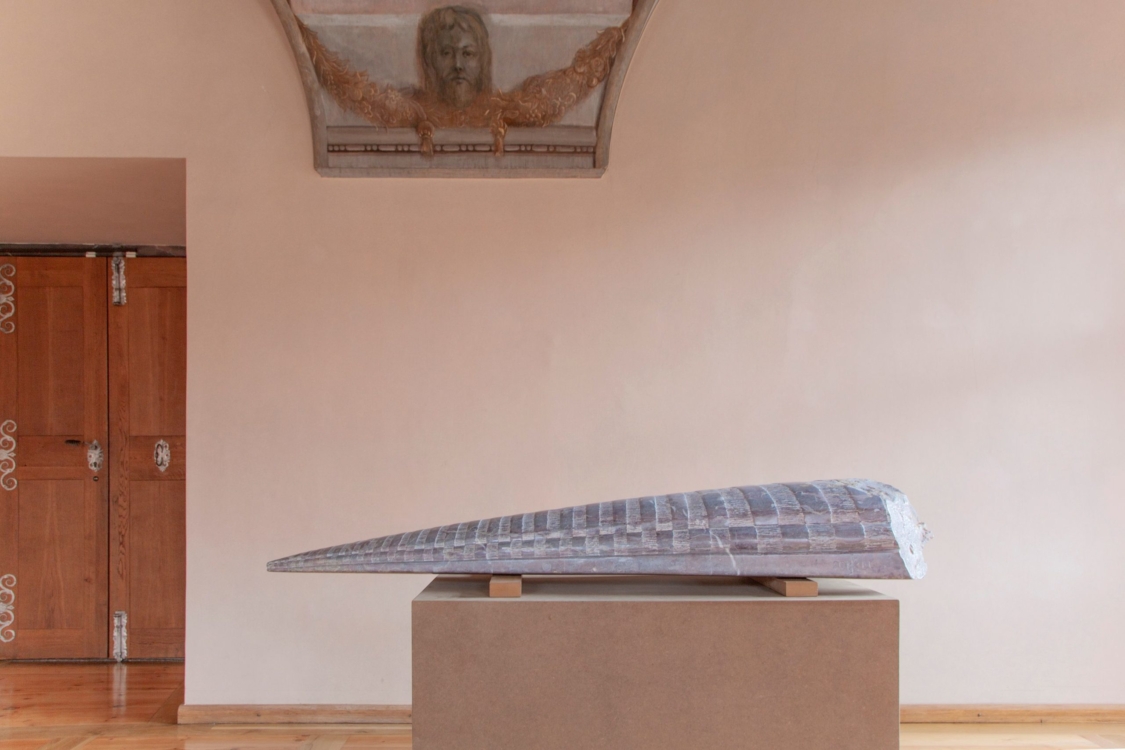 view to the exhibition Aleš Hnízdil, Jiří Kačer – Sculptures and Objects, Troja Château, 2019. Photo by Barbora Fastrová