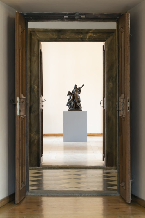 pohled do výstavy Hrdinové, géniové, symboly a múzy, Zámek Troja, 2023. Foto Tomáš Souček