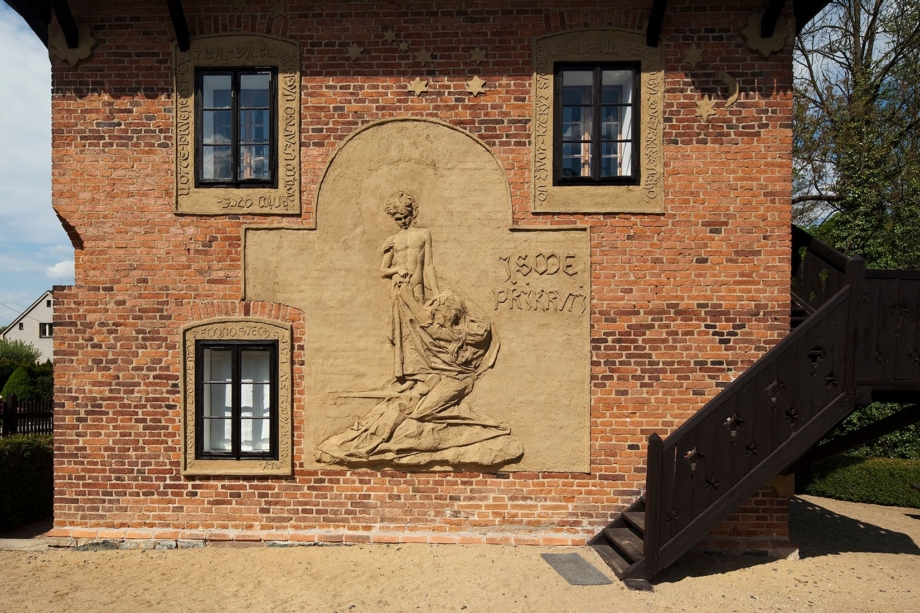 reliéf na domě Františka Bílka v Chýnově. Foto Oto Palán
