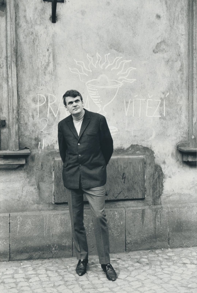 Gisèle Freund, Milan Kundera na 5. sjezdu českých spisovatelů v Praze, 1967. Foto Gisèle Freund/IMEC/Fonds MCC