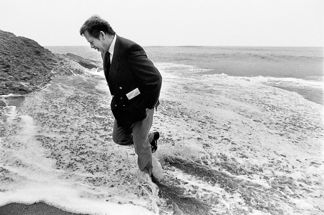 Portugalsko, 14. 12. 1990, Cabo da Roca: Václav Havel na pobřeží Atlantského oceánu. Foto Tomki Němec