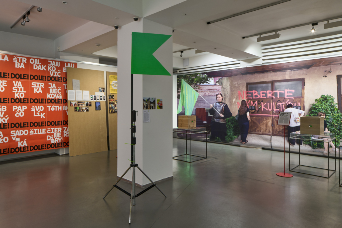 pohled do výstavy Slobodná národná galéria. Popis jedného zápasu, GHMP Dům fotografie, 2026. Foto Jan Kolský
