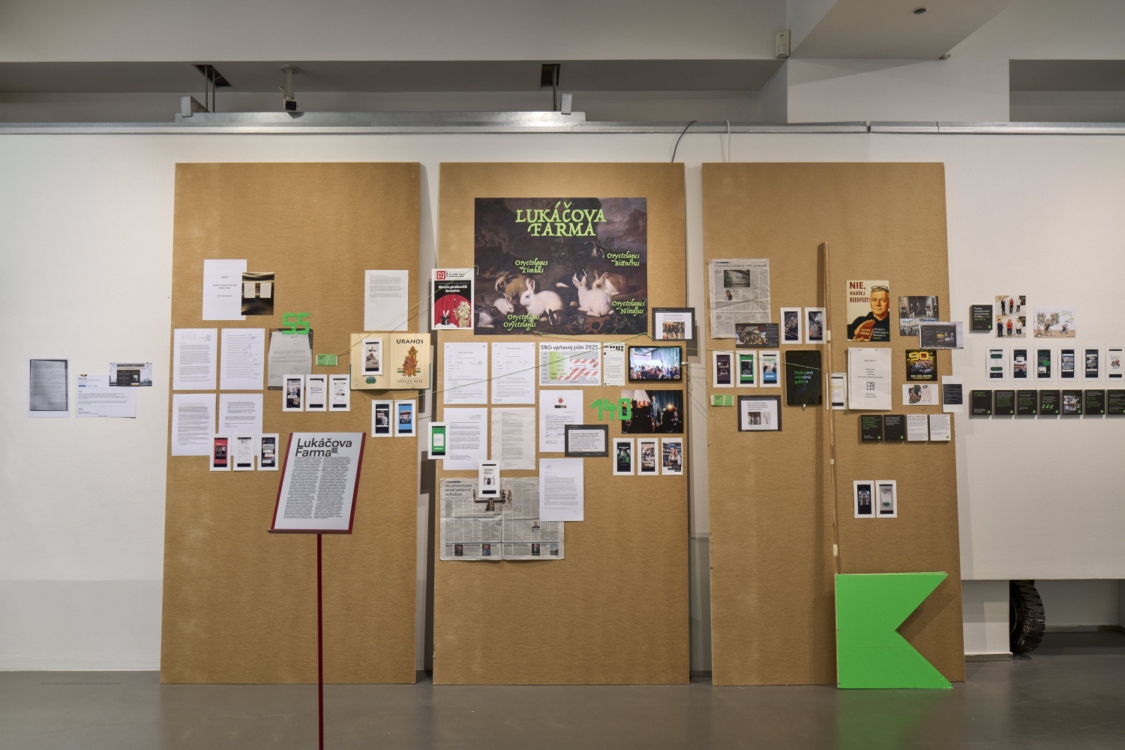 pohled do výstavy Slobodná národná galéria. Popis jedného zápasu, GHMP Dům fotografie, 2026. Foto Jan Kolský