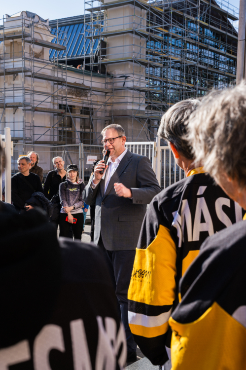 Odhalení restaurované sochy Hokejista, na fotce: radní hlavního města Prahy Tomáš Slabihoudek, foto: Libor Galia