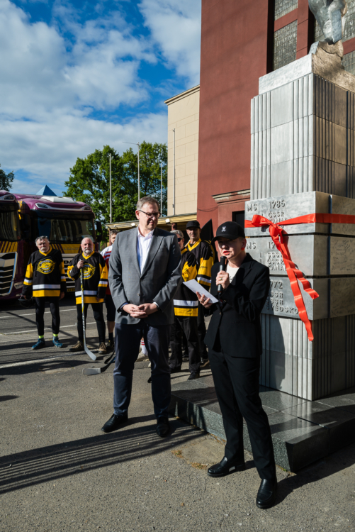 Odhalení restaurované sochy Hokejista, na fotce: radní hlavního města Prahy Tomáš Slabihoudek a šéfkurátorka GHMP Helena Musilová, foto: Libor Galia