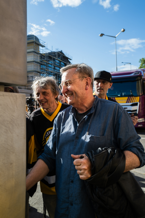 Odhalení restaurované sochy Hokejista, na fotce Jan Němeček, syn autora, foto: Libor Galia