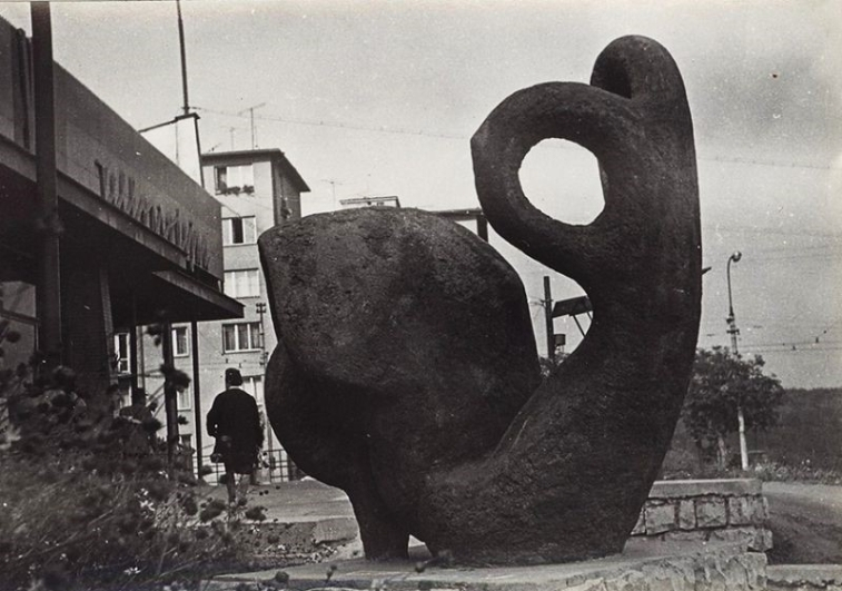 Miroslav Jirava, Torso of woman, 1961, artificial stone, Prague 3-Žižkov, Pod lipami, Koněvova