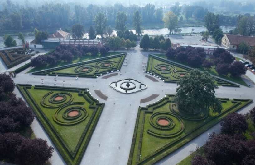 Troja Château, garden