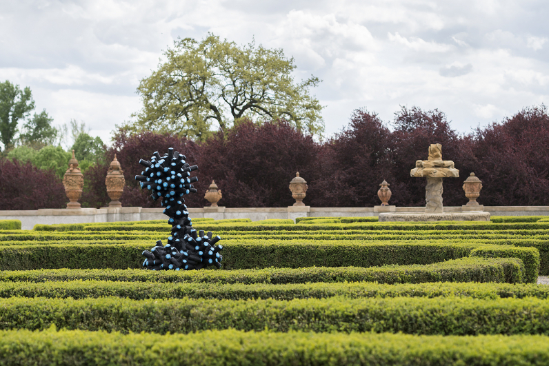 installation of Jan Kovářík in the Troja Château garden, 2020