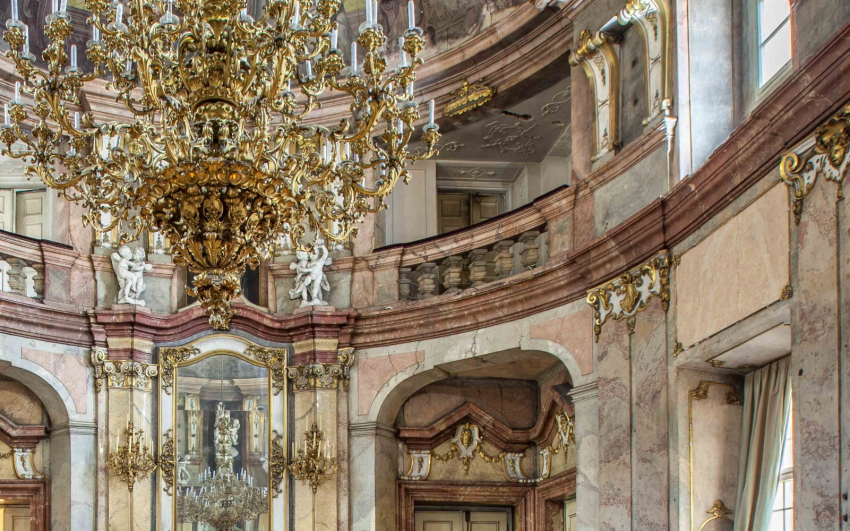 barokní výzdoba v tanečním sále Colloredo-Mansfeldský palác