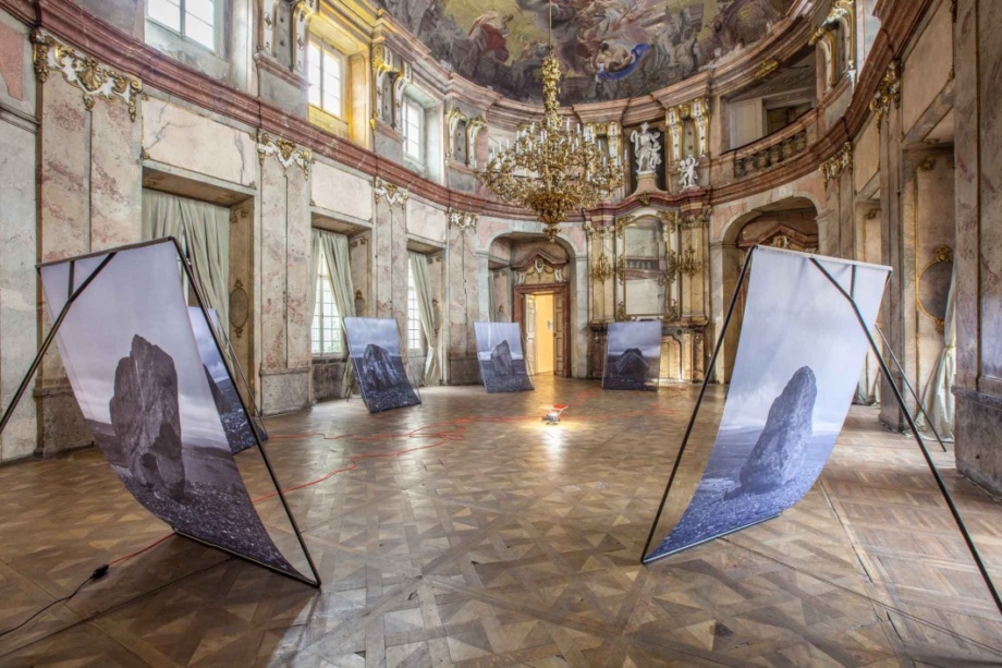 pohled do výstavy Alena Kotzmannová: Králík a královna, Colloredo-Mansfeldský palác, 2016. Foto Anna Pleslová