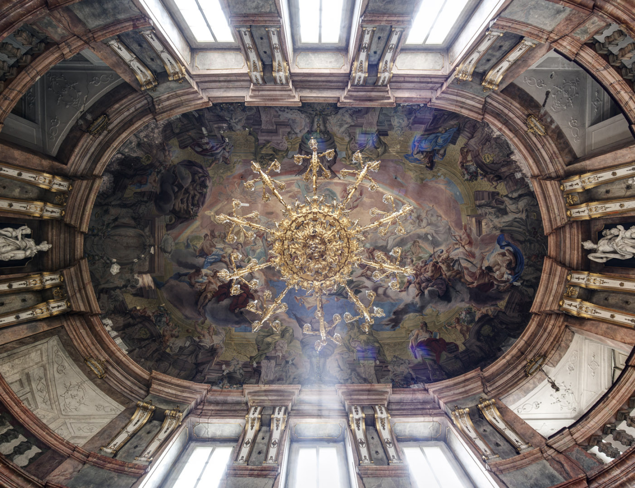 strop tanečního sálu v Colloredo-Mansfeldském paláci. Foto Tomáš Souček